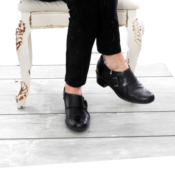 Clarks Shoes - CLARK'S  SCOLLECTION SZ 9 BLACK LEATHER BOOTIE